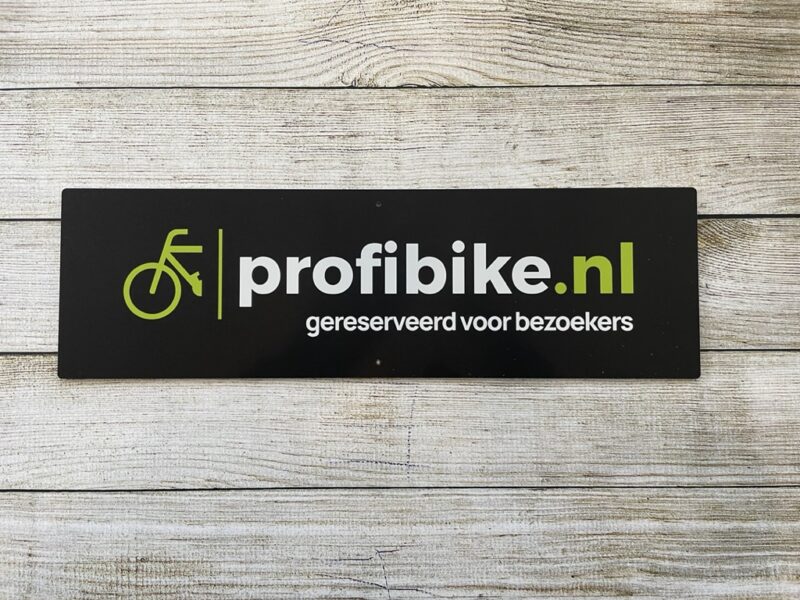 Parkeerplaats bord met logo