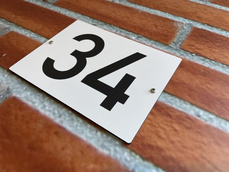Basis huisnummerbord wit op muur zijaanzicht Basis huisnummerbord wit op muur zijaanzicht